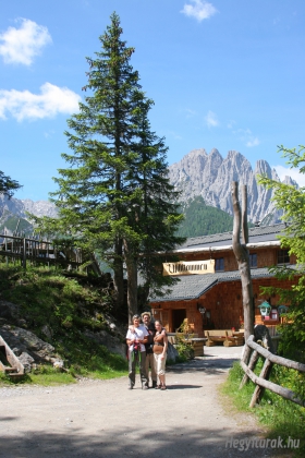 Dolomiten Hütte, 1602 m