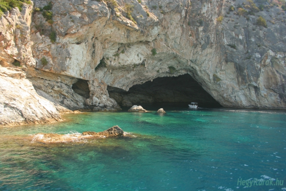 Papanikolisz-barlang, Meganiszi